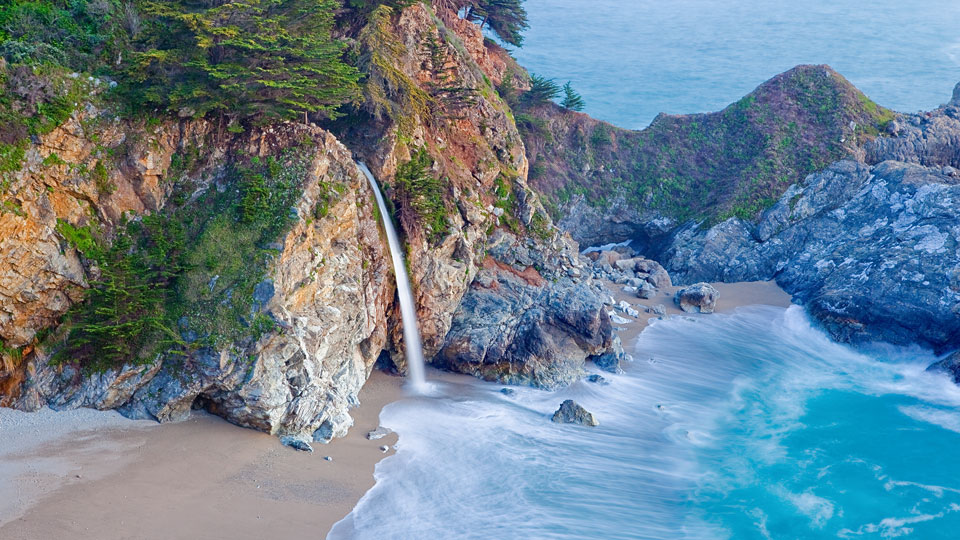 Winterregen lässt die Wasserfälle in McWay Falls im Julia Pfeiffer Burns State Park anschwellen - (Foto: © Doug Meek / Shutterstock)