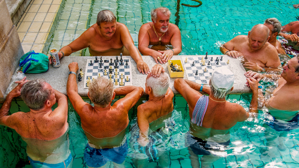 Am Männerbadetag wird Schach gespielt - (Foto: ©Will Sanders/Lonely Planet)