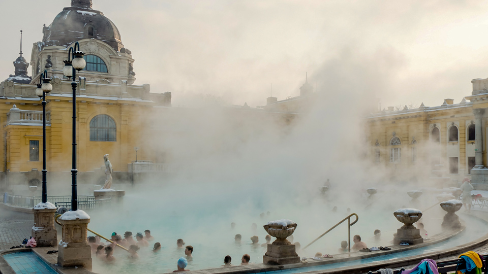 Die Thermalbäder in Budapest locken auch im Winter zahlreiche Besucher - (Foto: ©AlexKing/Shutterstock)