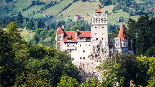 Draculas Burg? Nein! Inspiration für Dracula? Vermutlich. Die Burg Bran in Rumänien - (Foto: Emi Cristea/Shutterstock Royalty Free)