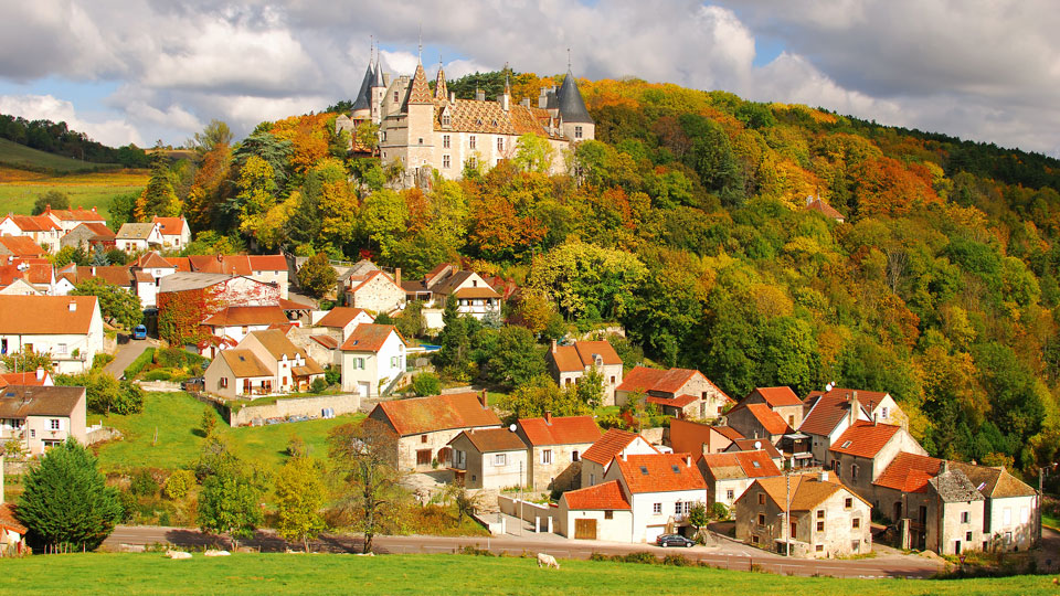 Das Château de La Rochepot thront malerisch über La Rochepot village - (Foto: © travelpeter / Shutterstock)