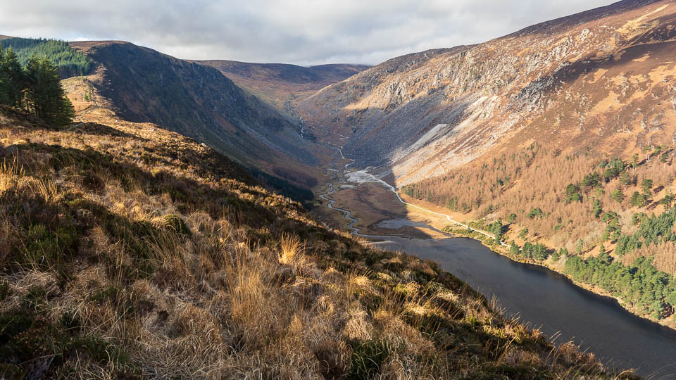 Blick vom Wanderweg hinab in das Glendalough - (Foto: Katrin Goldmann)