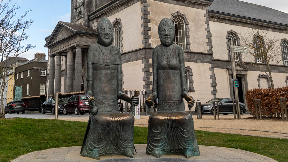 Die Statuen von Strongbow and Aoife im Viking Triangle - (Foto: Katrin Goldmann)