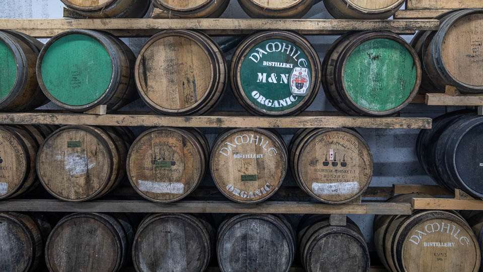 Fässer, in denen der Whisky der Dà Mhìle Distillery reift  - (Foto: Katrin Goldmann)