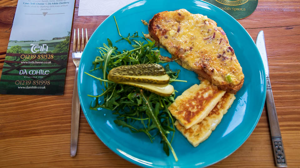 Ein walisisches Rarebit Brot beim Besuch in der Dà Mhìle Distillery - (Foto: Katrin Goldmann)