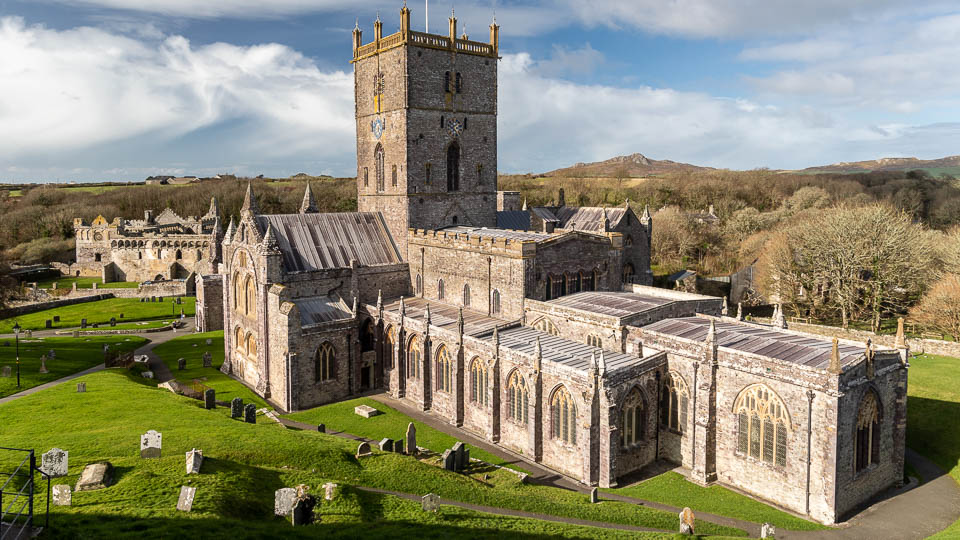 In einer Senke liegt das Areal der St Davids Cathedral - (Foto: Katrin Goldmann)