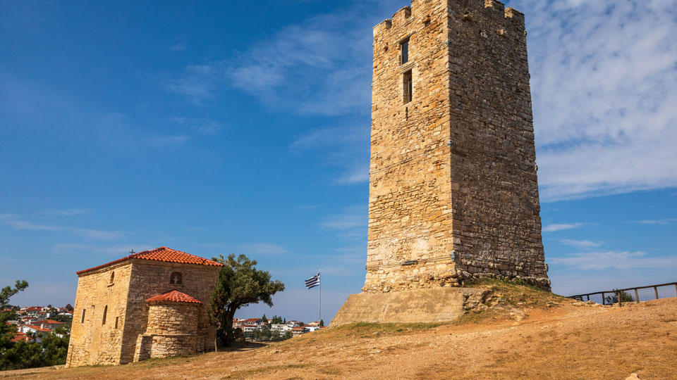 Mit dem Mountainbike gelangt man auch zu geschichtsträchtigen Stätten wie dem St. Paul’s Tower in Nea Fokea auf Kassandra - (Foto: © Konstantinos Tsakalidis / Lonely Planet)