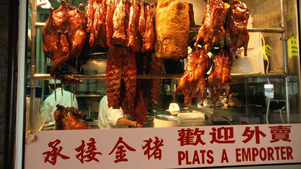 Das Fenster des Tricotin-Chinese-Restaurants in Paris hängt voller Leckerbissen, allerdings nicht unbedingt für Vegetarier - (Foto: ©Jean-Bernard Carillet/Lonely Planet)