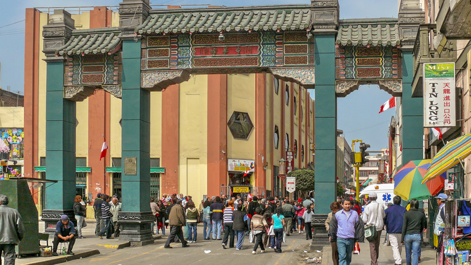 Der Eingang zu Limas Chinatown ist ein architektonischer Stilmix - (Foto: ©ManuelGonzalezOlaecheaFranco/Istock.com)
