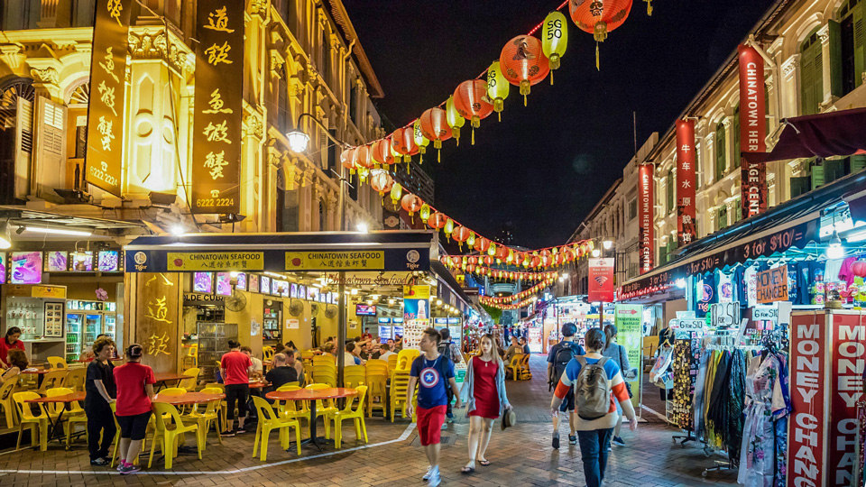 Singapurs Chinatown ist ein Labyrinth aus Lebensmittelhändlern, Marktständen und Antiquitätenläden - (Foto: ©f11photo/Shutterstock)