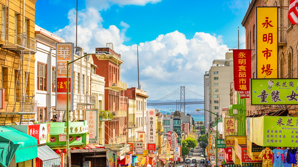 Die hügeligen Straßen von San Francisco machen Appetit und der lässt sich am besten in Chinatown stillen - (Foto: ©Sean Pavone/Shutterstock)