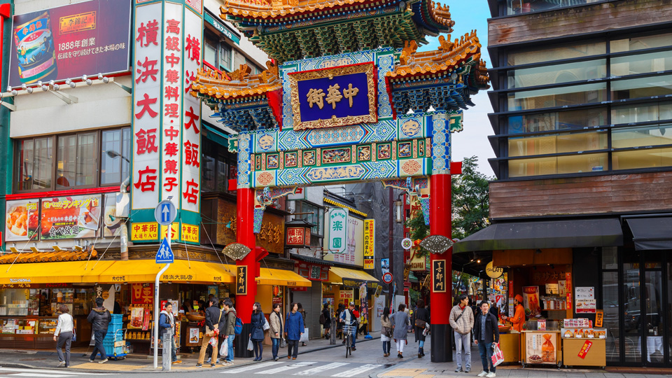 Eines der verzierten Eingangstore in die Chinatown von Yokohama - (Foto: ©cowardlion/Shutterstock)