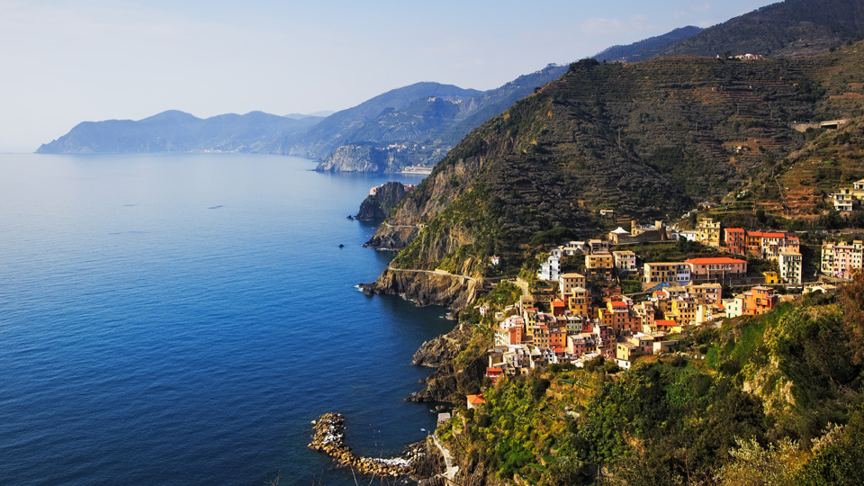 Blick über die spektakuläre Cinque Terre Küste - (Foto: © StevanZZ / iStock / Getty Images)