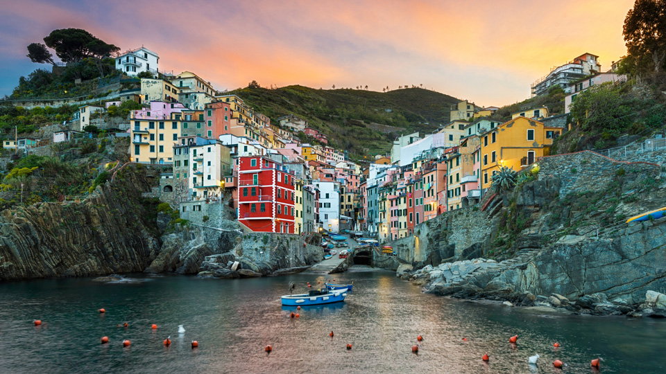 Riomaggiore bei Sonnenuntergang - (Foto: © RilindH / RooM / Getty Images)