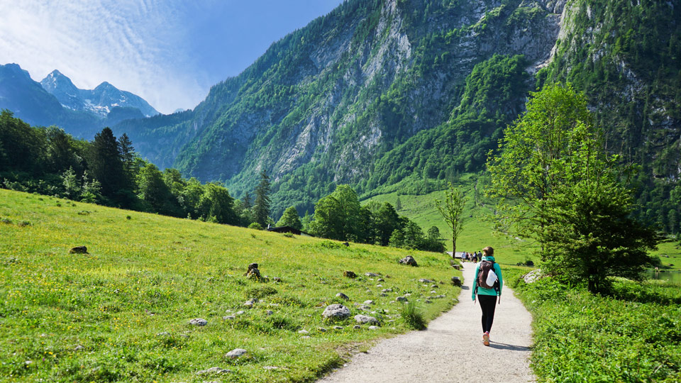 Wandern entlang beeindruckender Kulissen in den Berchtesgadener Alpen - (Foto: ©Pond Thananat/Shutterstock)