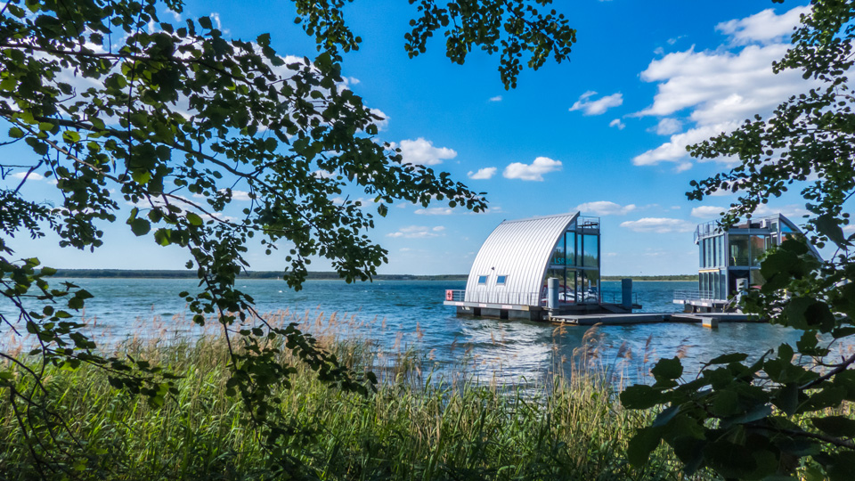 Schwimmende Ferienhäuser im Lausitz Resort - (Foto: ©TigerSun/Shutterstock.com)