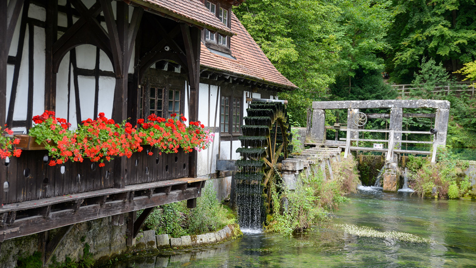 Die historischen Hammerschmiede in Blaubeuren ist Außen wie Innen ein Kleinod - (Foto: ©Volker Rauch/Shutterstock.com)