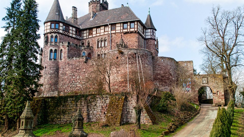 Nachts zwischen Bäumen schlafen, tagsüber das Schlossfräulein küssen: Märchen-Atmosphäre in Witzenhausen - (Foto: ©hecke61/Shutterstock.com)