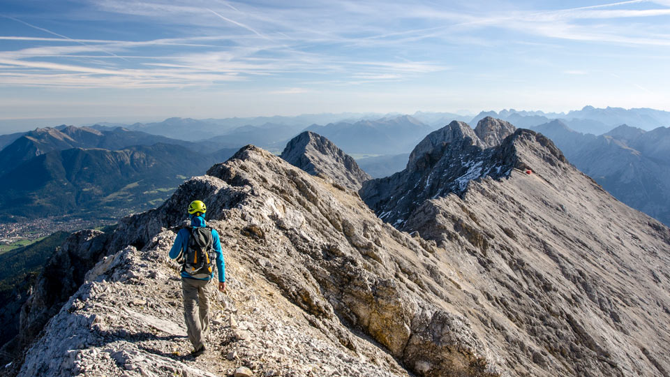 Die Berge rings um Garmisch-Partenkirchen sind ein Naturparadies und Abenteuerspielplatz für Wanderer, Bergsteiger und Skifahrer - (Foto: © Simon Koeppl / EyeEm / Getty Images)