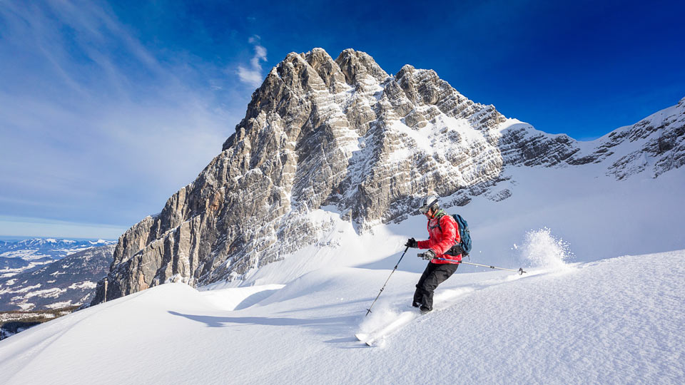 Auf den steilen Hängen des Nationalparks Berchtesgaden genussvoll powdern - was für ein Spaß! - (Foto: © DieterMeyrl / Getty Images)