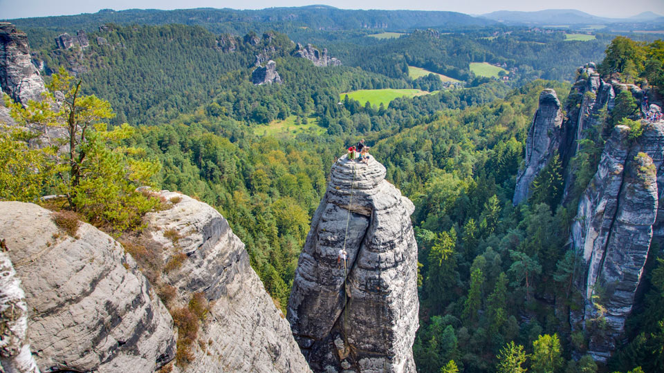 Der Nationalpark Sächsische Schweiz ist ein Eldorado für Kletterer und Bergsteiger - (Foto: ©Stephan Langhans/Shutterstock)