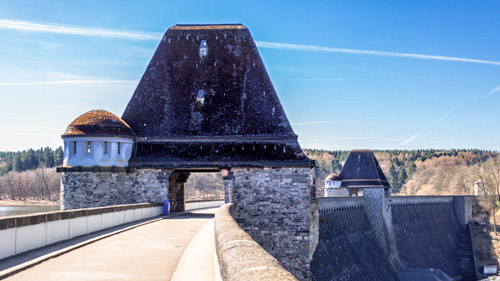 Der historische Möhneseestaudamm im Norden des Sauerlands - (Foto: ©Daniel Kirchner/istock.com)