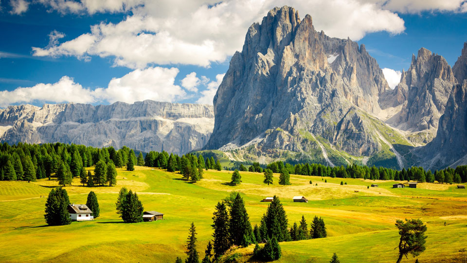 Beeindruckende Felsenlandschaften kennzeichnen die Dolomiten - (Foto: ©Creativaimage/Getty Images)