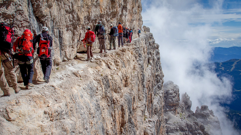 Eine Gruppe Bergsteiger Madonna di Campiglio, Brenta, Klettersteig Bocchette Centrali - Foto: ©Lavaredo/Getty Images