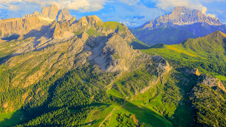 Landschaftspanorama von Lagazuoi, Cinque Torri nahe Cortina d'Ampezzo - (Foto: ©agustavop/Getty Images)