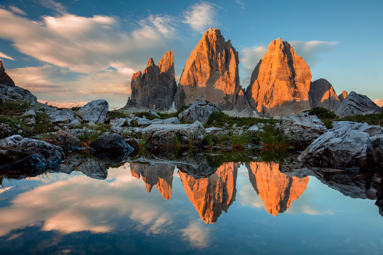 Die Drei Zinnen im Naturpark Sextner Dolomiten bieten einen atemberaubenden Anblick - (Foto: ©a_Taiga/iStock)