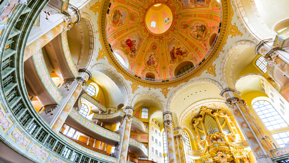 Die im Zweiten Weltkrieg zerstörte Frauenkirche blieb lange ein Mahnmal, sie wurde erst nach der Wiedervereinigung wieder aufgebaut - (Foto: © ecstk22 / Shutterstock)