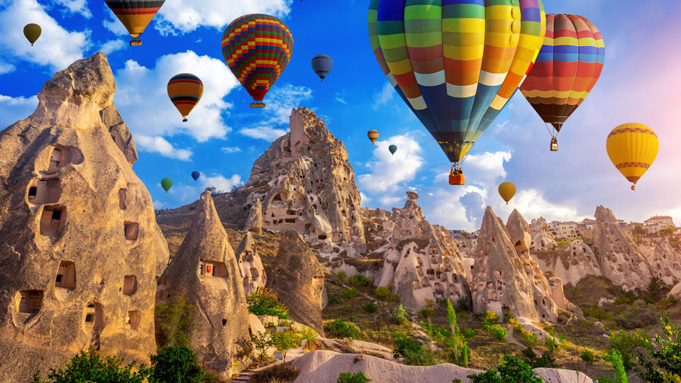 Unvergesslich: einmal mit dem Heißluftballon in der Morgenröte über Kappadokien schweben - (Foto: Guitar photographer / Shutterstock)