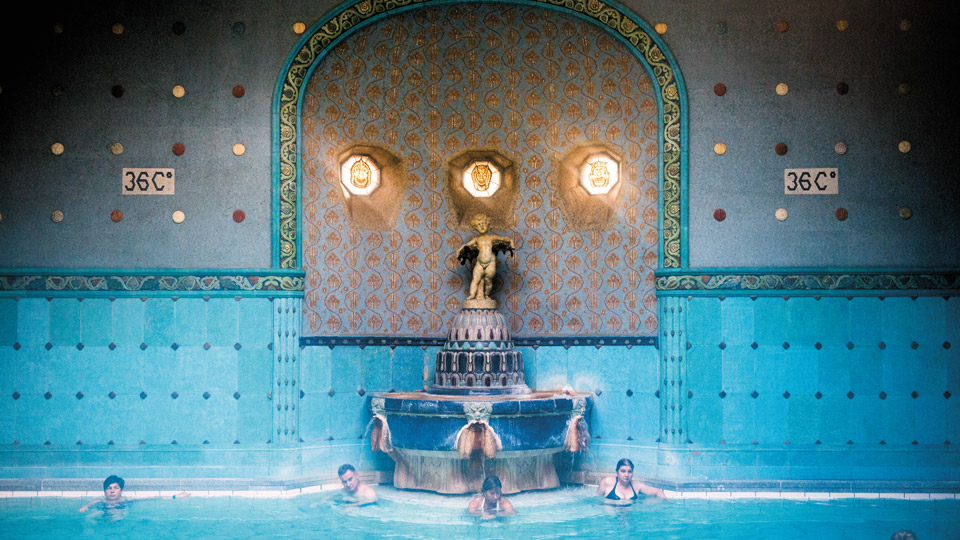 Manchmal reicht es, für eine kurze Auszeit ein Entspannungsbad zu nehmen – in der heimischen Badewanne oder wie hier in einer Therme - (Foto: © Will Sanders / Lonely Planet)