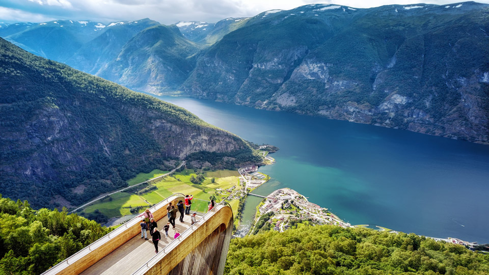 Der Aurland Lookout thront über dem Sognefjord in Westnorwegen - (Foto: © Lukas Bischoff Photograph / Shutterstock)