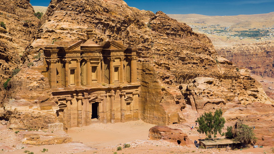 Der erste Blick auf die Hauptstadt des einstigen Königreichs der Nabatäer, die Felsenstadt Petra im heutigen Jordanien, lässt dich vor Ehrfurcht staunen - (Foto: © Tom Mackie / Lonely Planet)