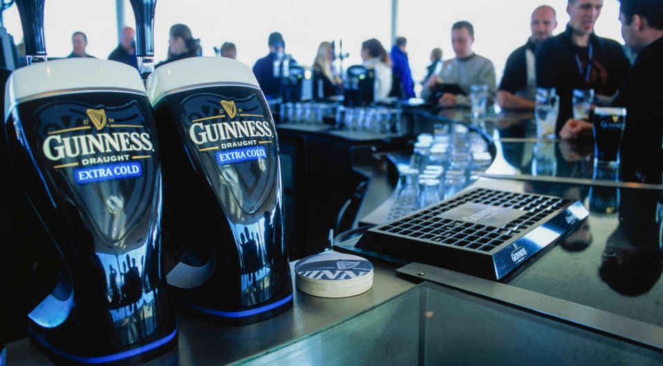 Gehört dazu: ein Bier an der Gravity Bar im Guiness Storehouse trinken - (Foto: © Olivier Cirendini / Lonely Planet)