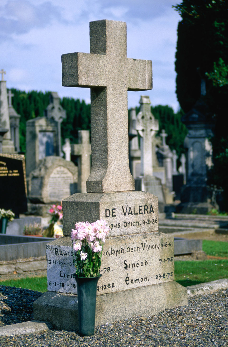 Der Grabstein von Eamon de Valera, ehemaliger Präsident von Irland, steht auf dem Friedhof von Glasnevin - (Foto: © Jonathan Smith / Lonely Planet)
