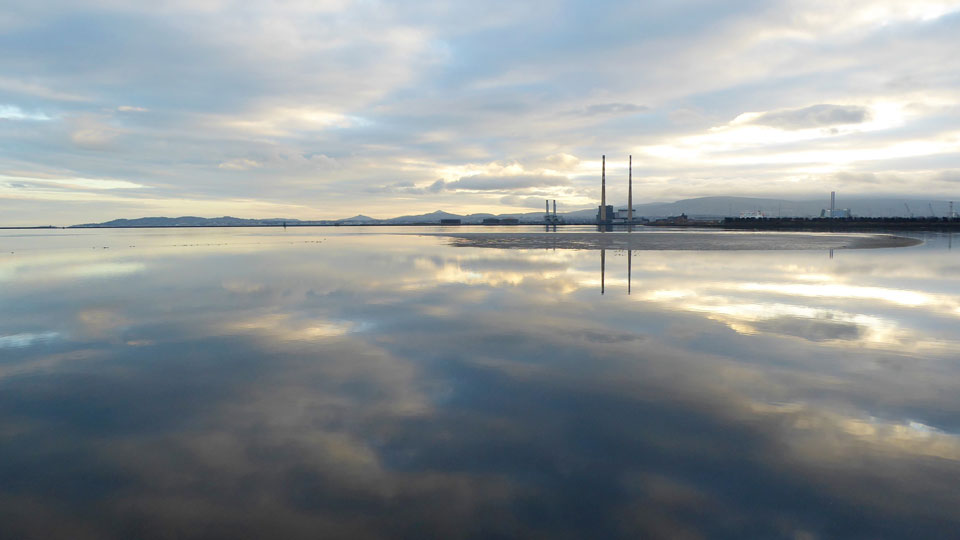 Die Poolbeg Chimneys sind von Dollymount Strand aus sichtbar - (Foto: © AnneMarie McCarthy / Lonely Planet)