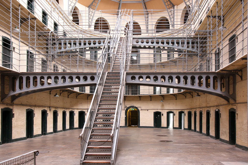 Das Kilmainham Gaol übt noch immer eine faszinierende Macht auf seine - heute freiwilligen - Besucher aus - (Foto: © Benjamin Kralj / Shutterstock)