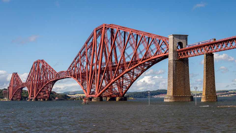 Die Bahn nach Dundee fährt über die berühmte Forth Bridge - (Foto: Stephan Goldmann)