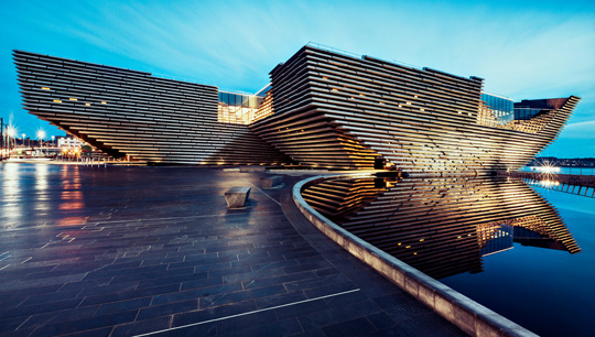 Das V&A Dundee mit Beleuchtung - (Foto: © Ross Fraser McLean)