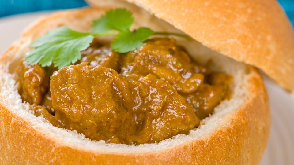 Unbedingt probieren: Bunny Chow gehört zu den beliebtesten Gerichten in Durban - (Foto: © ️Paul_Brighton/Getty Images)