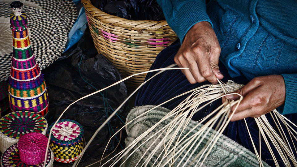 Mit dem Kauf kunstvoll gearbeiteter Souvenirs die Kultur der indigenen Bevölkerung unterstützen - (Foto: ©Cameron/500px)