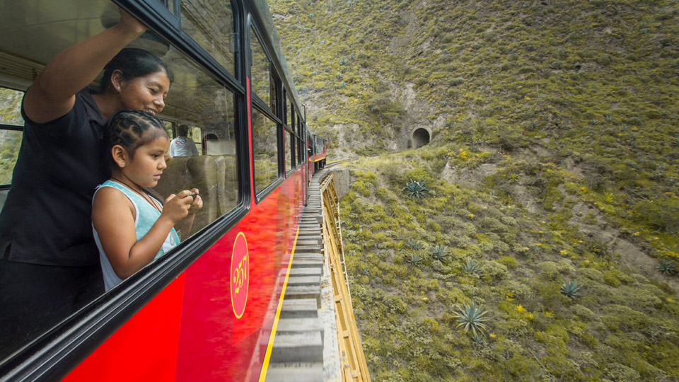 Mit Tren Ecuador entlang der Gleise durch die grüne Landschaft - (Foto: ©Philip Lee Harvey/Lonely Planet)