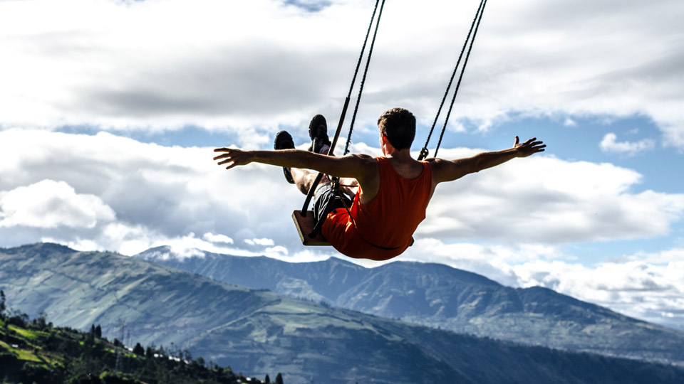 Mit der Schaukel in Baños hoch hinaus mit Blick auf das "Ende der Welt" - (Foto: ©Exequiel Schvartz/Shutterstock)