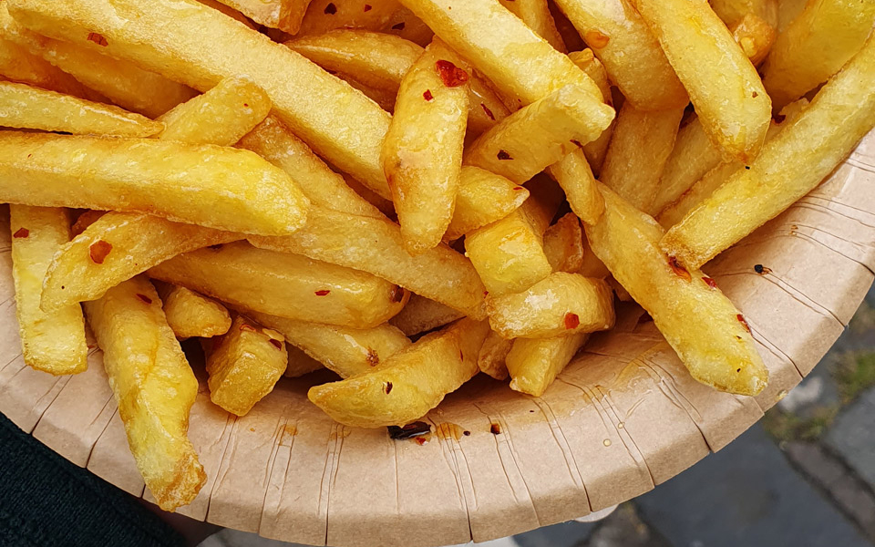 Einfach, aber einfach gut: Die Pommes Frites mit Honig und Chili. - (Foto: Stephan Goldmann)
