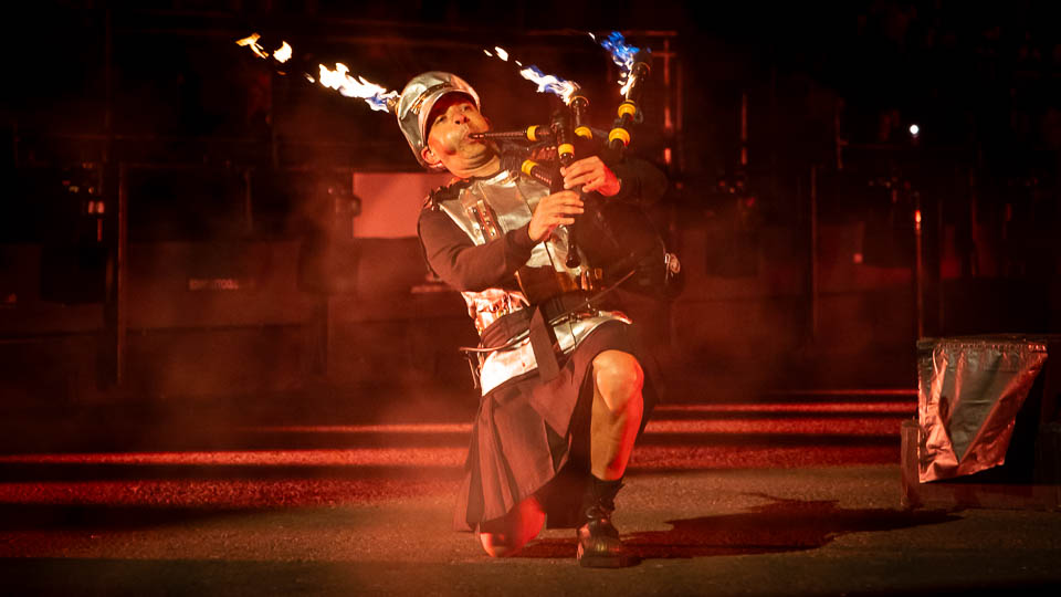 Der Dudelsack-Spieler im Highlands Rave speit Feuer. - (Foto: Stephan Goldmann)