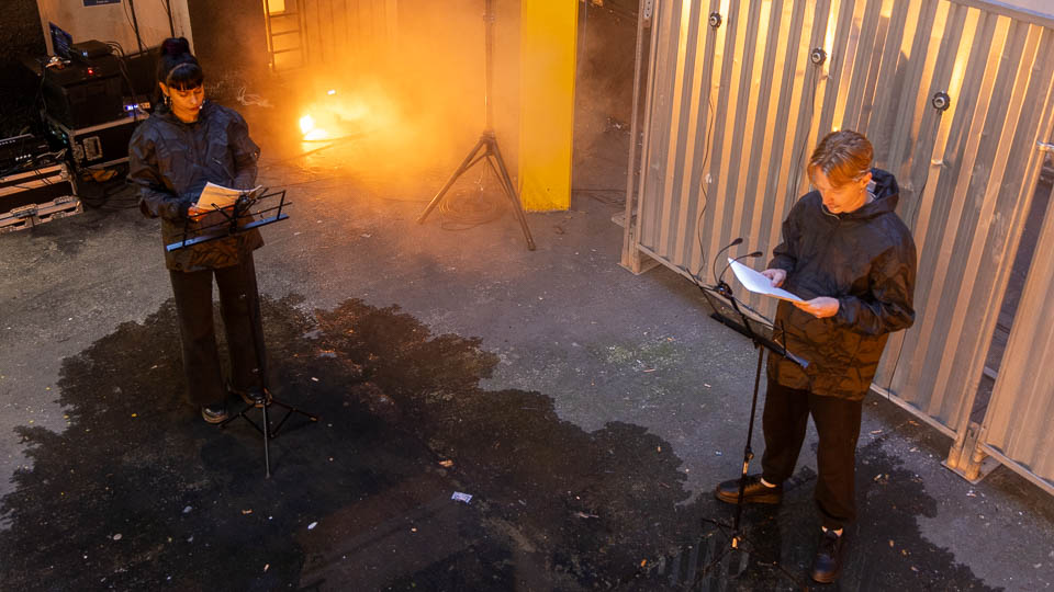 Die Gruppe von Prem Sahib bei ihrem Auftritt in einer Tiefgarage. - (Foto: Stephan Goldmann)