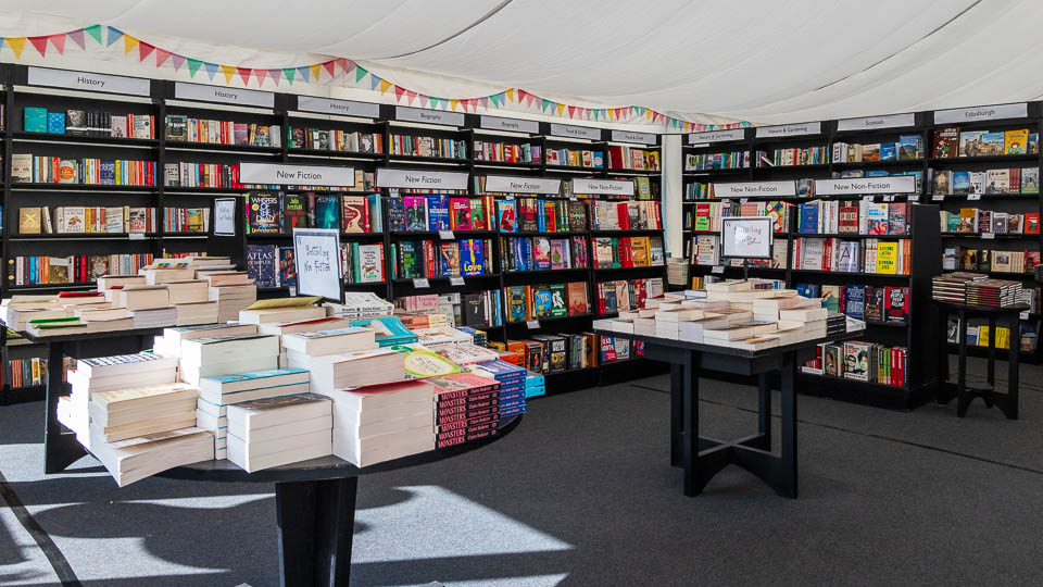 Der Buchshop des Edinburgh International Book Festival ist gut gefüllt - (Foto: Stephan Goldmann)