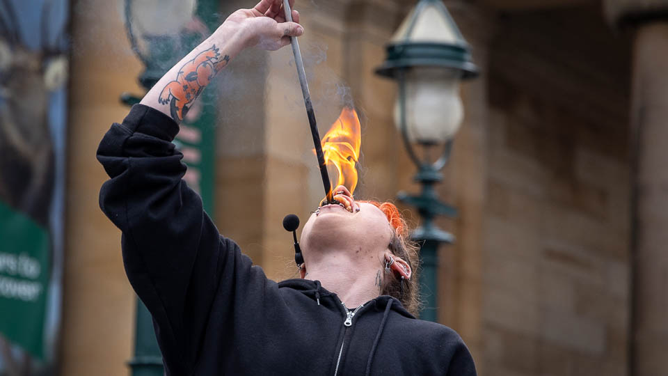 Die Künstlerin Sian Brigid beim Feuerschlucken am Fringe Festival. - (Foto: Stephan Goldmann)